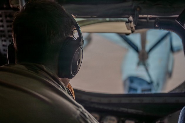  绝境中的生命守护：当勇气与谋略在伊朗上空交织 情感心理