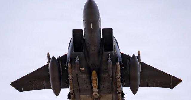  绝境中的生命守护：当勇气与谋略在伊朗上空交织 情感心理