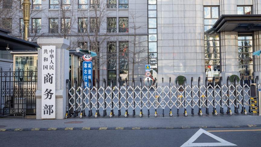  当芯片断供、签证作废：普通人的日子被谁搅乱了？ 新闻