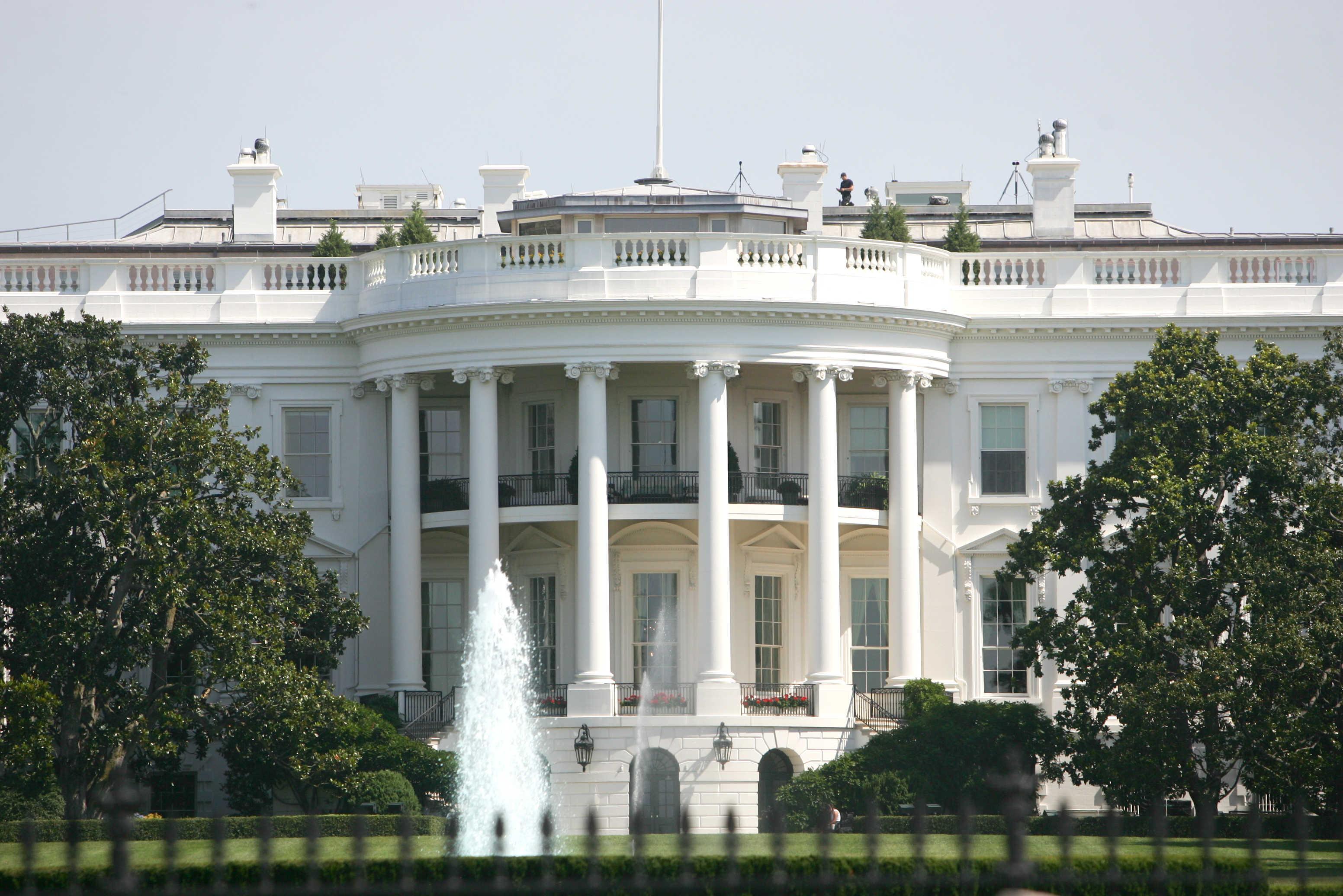  当芯片断供、签证作废：普通人的日子被谁搅乱了？ 新闻