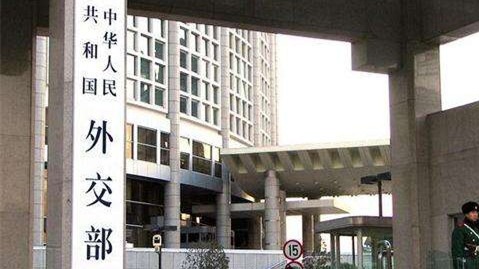  当芯片断供、签证作废：普通人的日子被谁搅乱了？ 新闻