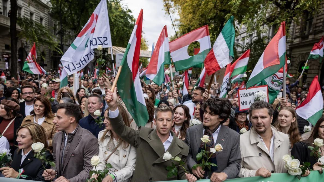  匈牙利大选投票日的「统一发稿」事件：一场精心设计的信息战复盘 新闻